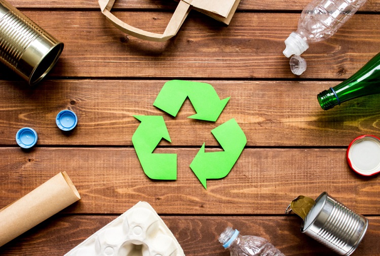 Kegiatan daur ulang sampah dapat membantu mengurangi limbah di TPA, Sumber: cleanipedia.com